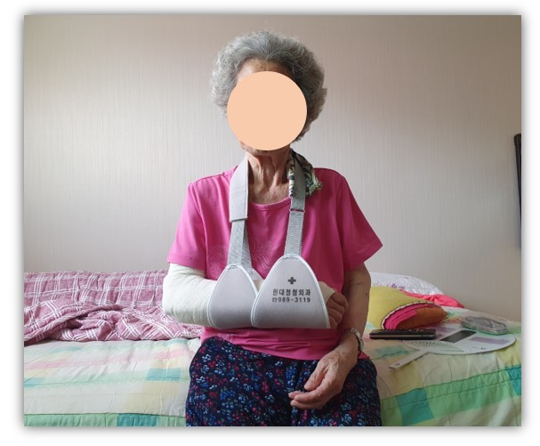 박00어르신 팔목 골절로 깁스 했어요~