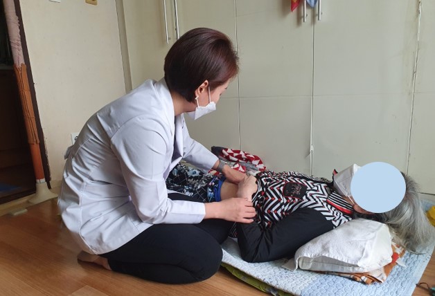 김수진 봉사자와 가정방문진료 봉사 진행