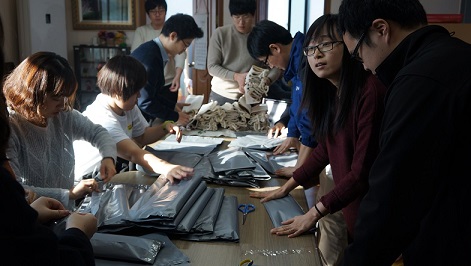 후원자님께 보낼 2015년 달력 포장 작업 회원님들과 진행했어요