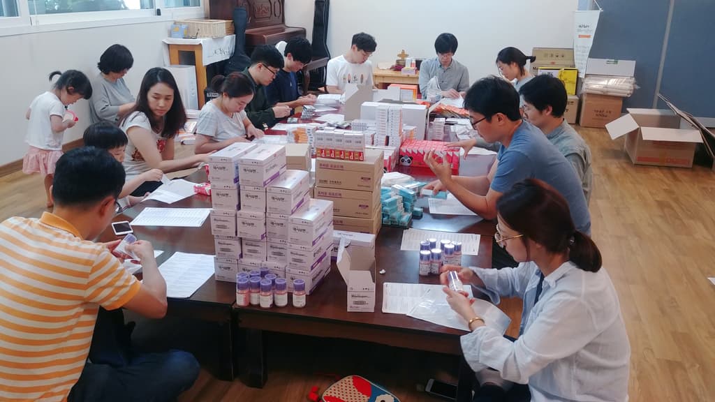 필리핀에 보낼 약품포장 작업