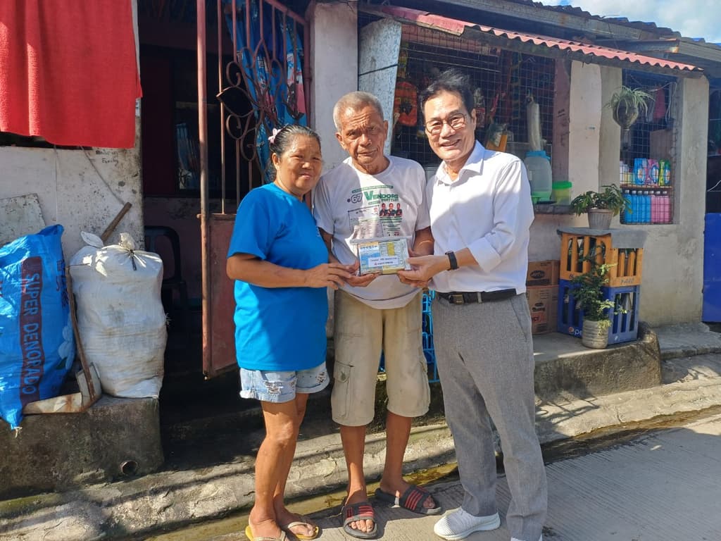 필리핀에 지원한 현지 약품나눔 사진