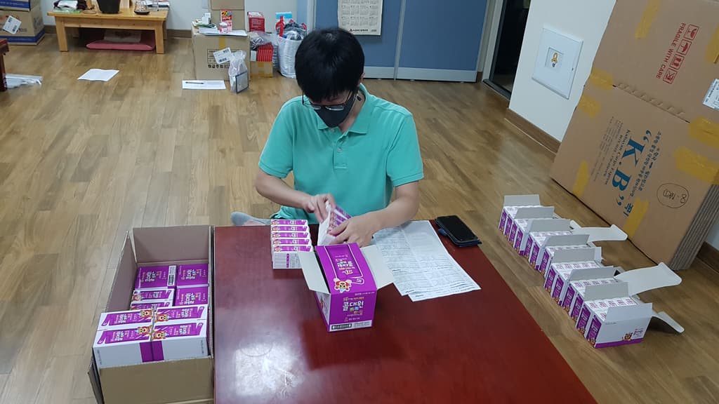 필리핀 빈민지역 보낼 약품포장 작업