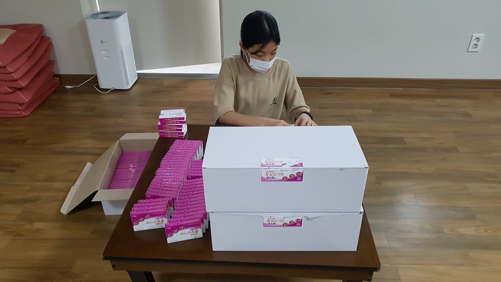 필리핀 빈민지역 보낼 약품포장 작업