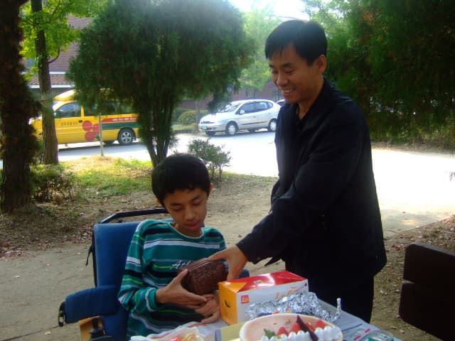 **이 생일선물 전달