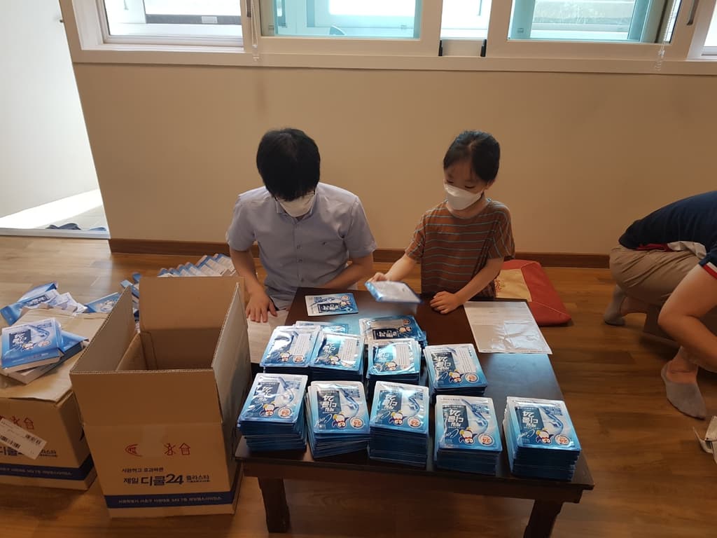 필리핀 빈민촌 지원 상비약 포장작업