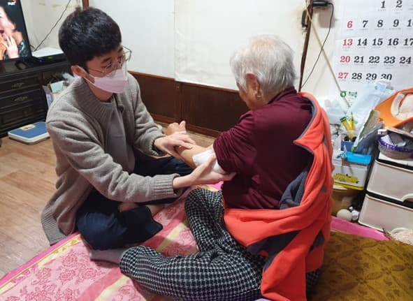 고준영 봉사자(명지병원 재활의학과)와 박00어르신 가정방문진료