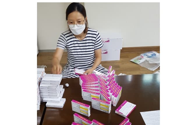 필리핀 빈민지역 보낼 약품포장 작업