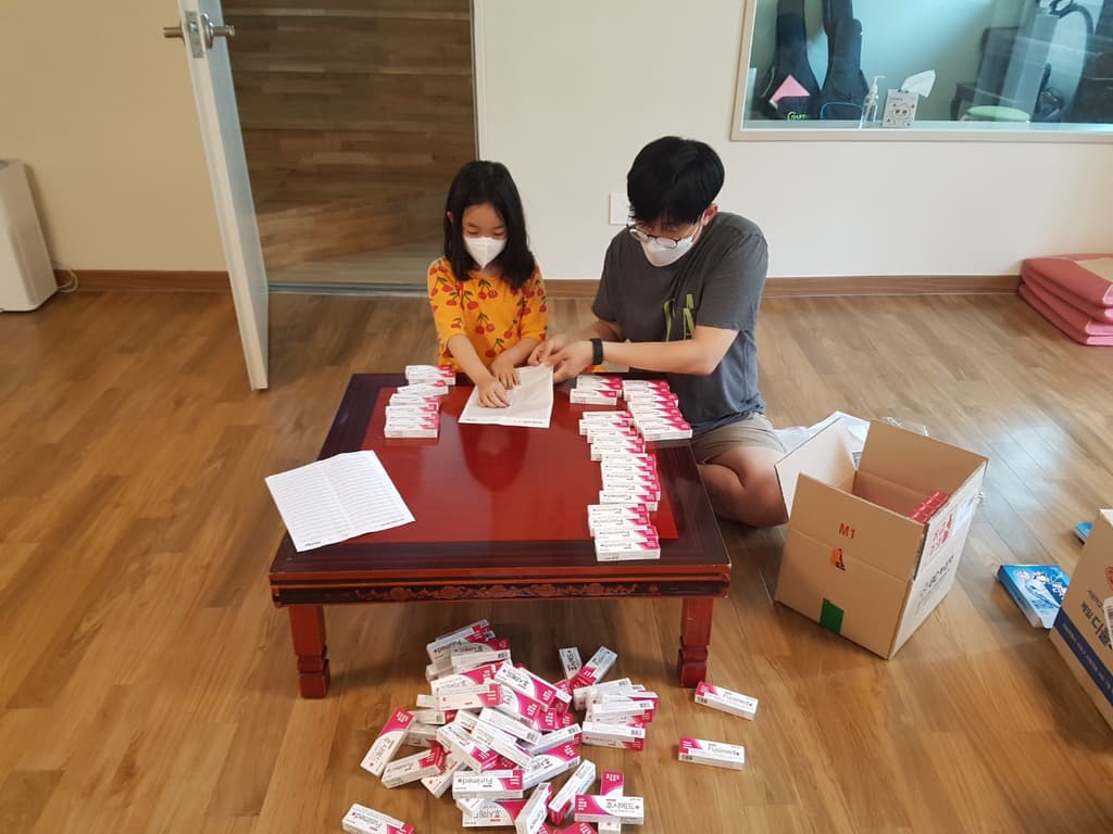 필리핀 빈민지역 지원 상비약 포장