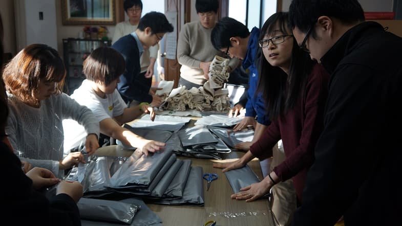 소중한 후원자들에게 보낼 2015년 달력 포장