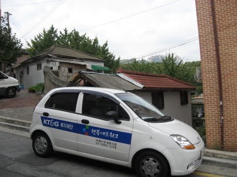 좁은골목을 누비는 KT&G복지재단 지원차량