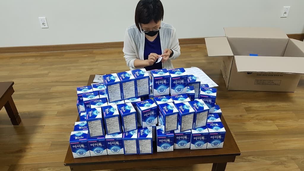 필리핀 빈민지역 보낼 약품포장 작업