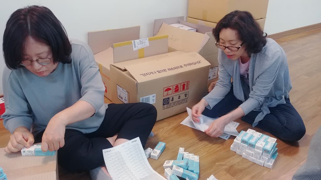 필리핀에 보낼 약품 포장 작업