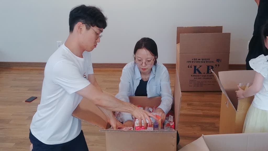 필리핀에 보낼 약품 포장 작업
