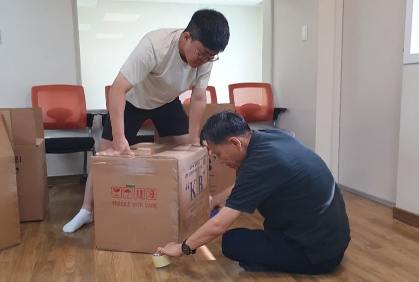 필리핀 약품지원을 위한 포장작업