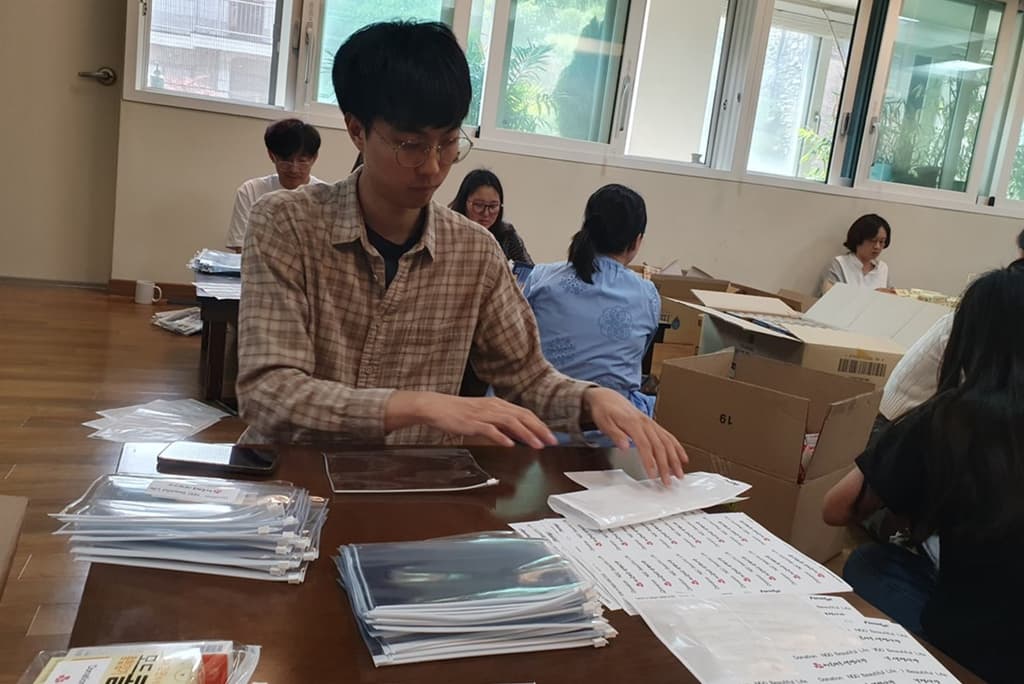 필리핀 약품지원을 위한 포장작업
