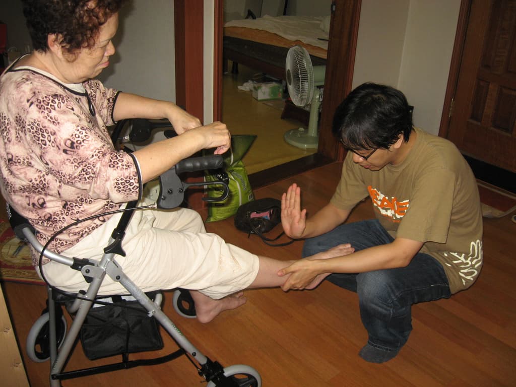 기쁨두배효사랑보행보조기 전달모습