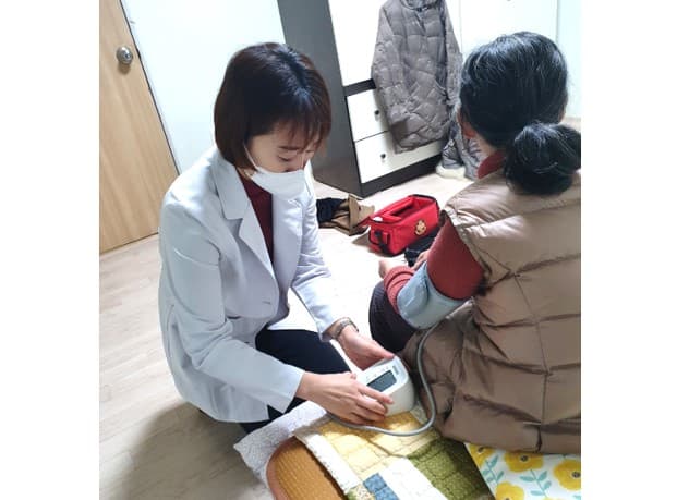 김수진봉사자와 000 어르신댁 방문