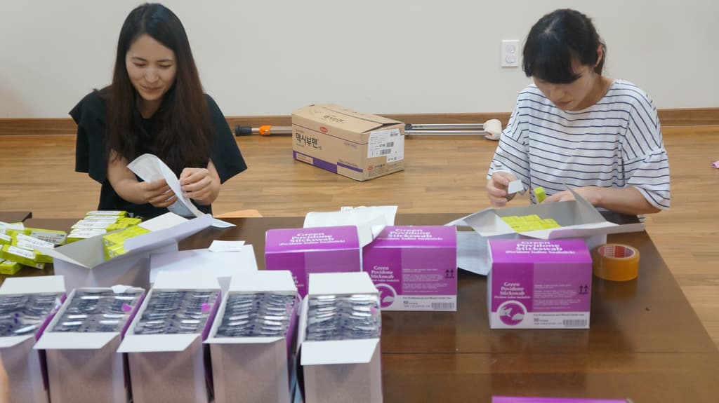 필리핀 빈민지역에 보낼 약품 포장작업