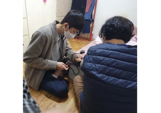 고준영 봉사자(명지병원 재활의학과)와 염00어르신 가정방문진료