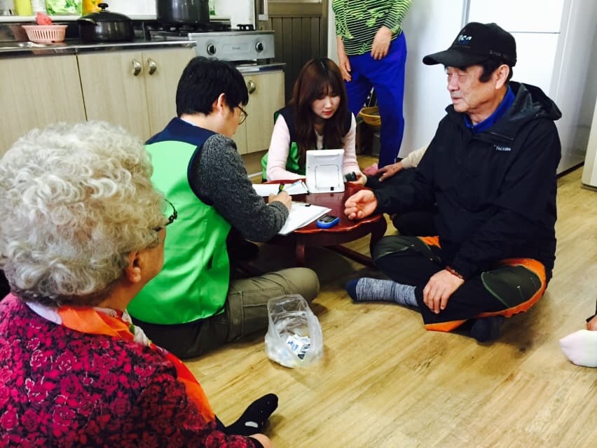 2015년 4월 경로당 방문진료 진행