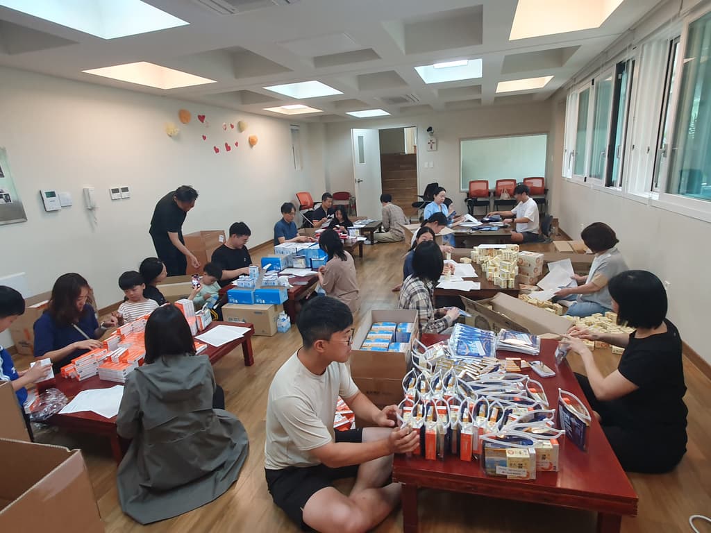 필리핀 약품지원을 위한 포장작업