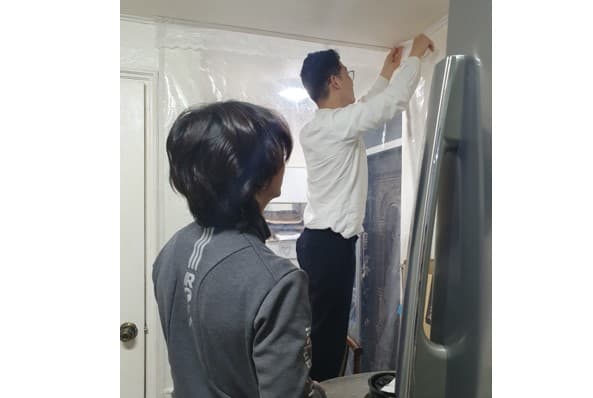 윤동현&장원석 봉사자 염00어르신댁 방풍비닐 설치