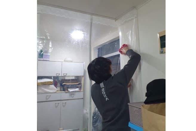 윤동현&장원석 봉사자 염00어르신댁 방풍비닐 설치