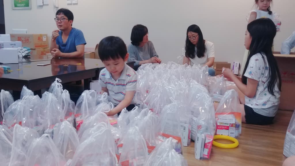 필리핀에 보낼 약품 포장 작업