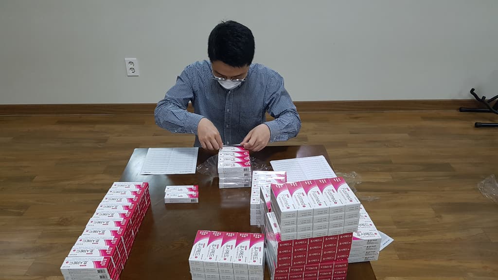 필리핀 빈민지역 보낼 약품포장 작업