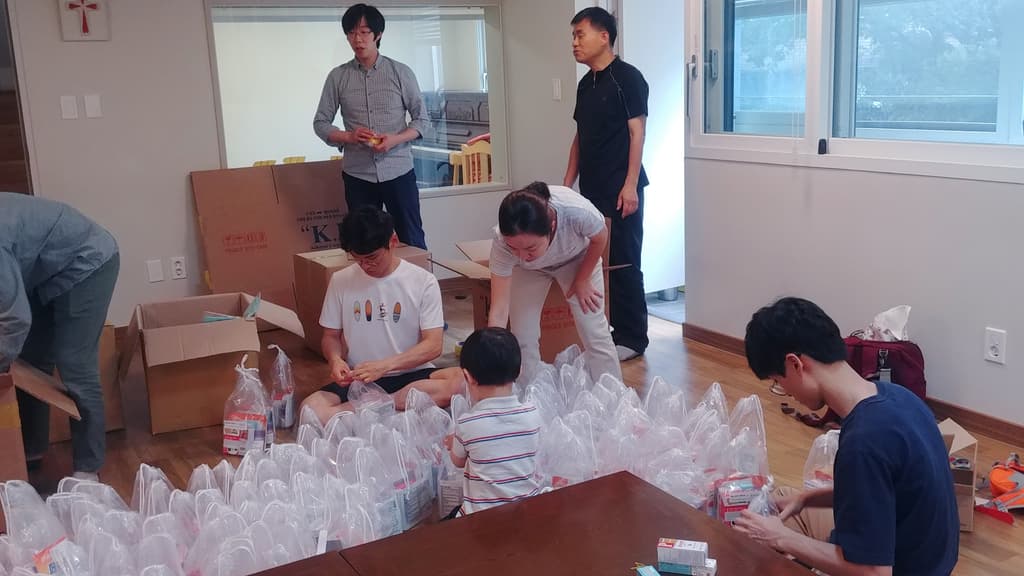 필리핀에 보낼 약품 포장 작업