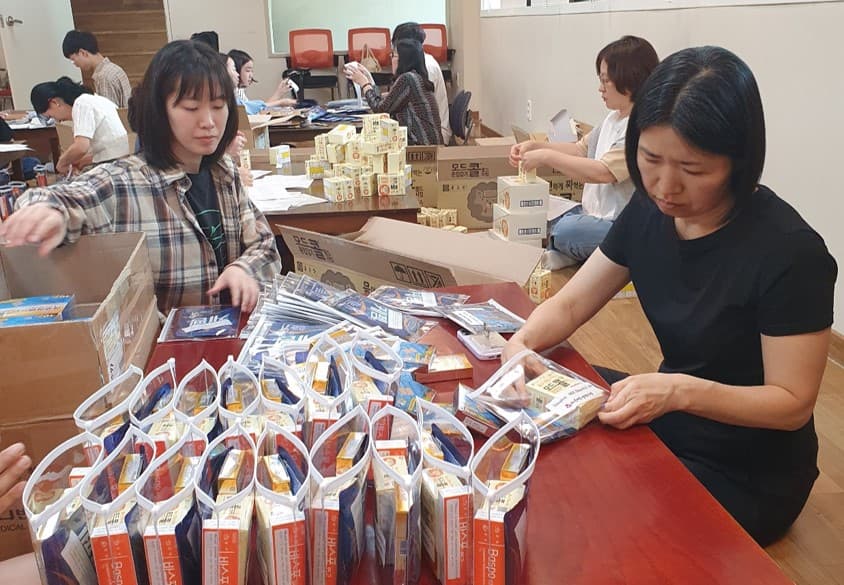 필리핀 약품지원을 위한 포장작업
