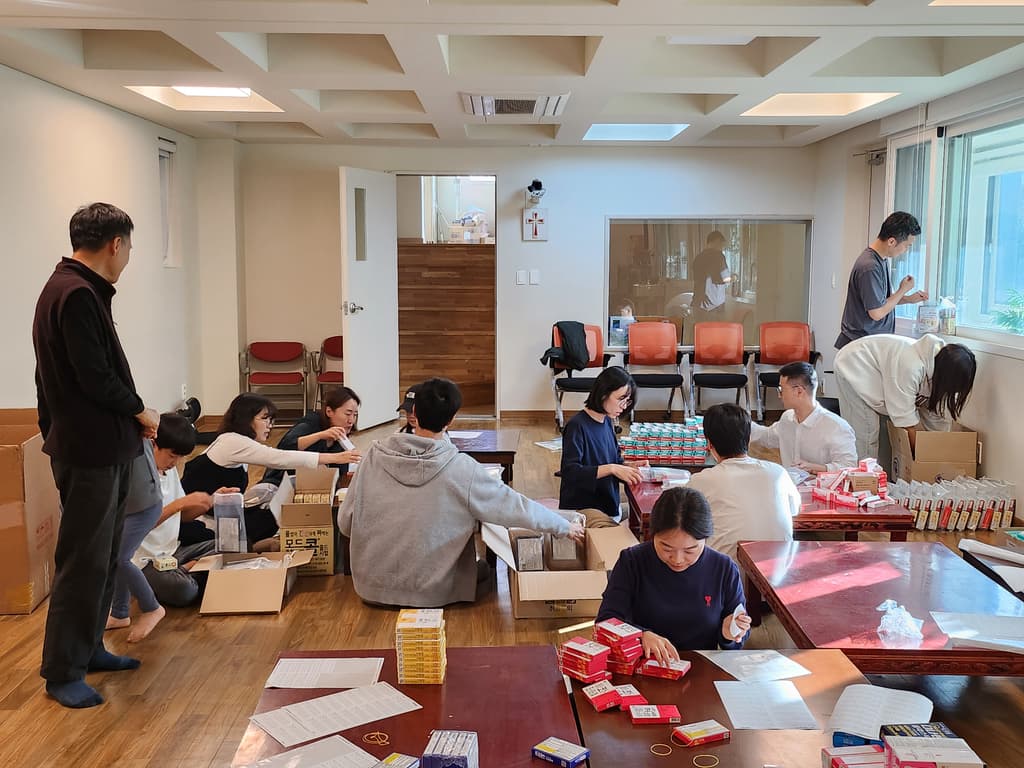 필리핀 바콜지역 약품지원을 위한 상비약키트 포장작업